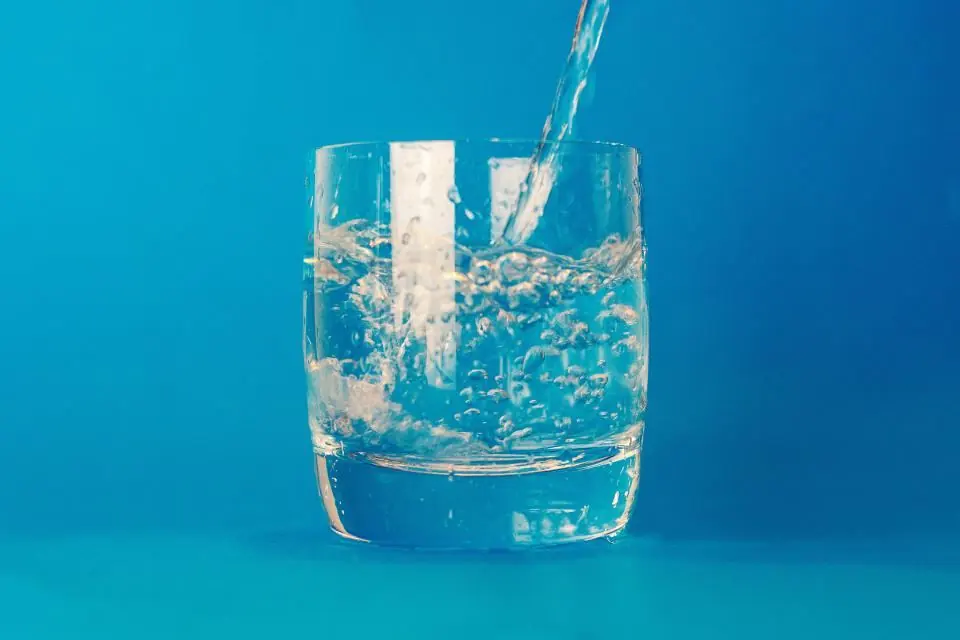 Склянка чистої води